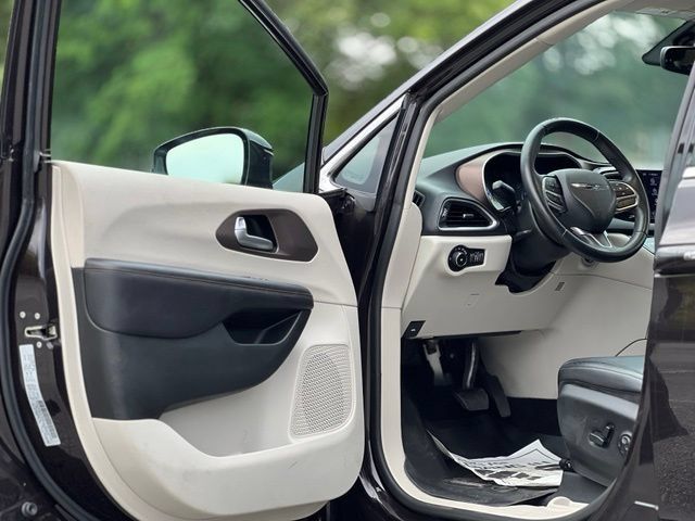 Used 2018 Chrysler Pacifica Touring-L FWD image 9