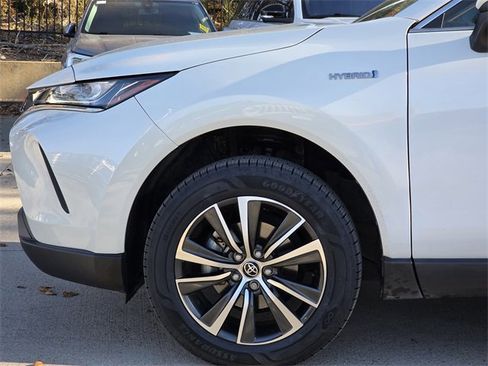 Used 2021 Toyota Venza LE image 5