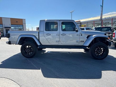 Used 2021 Jeep Gladiator Overland AWD/4WD image 3