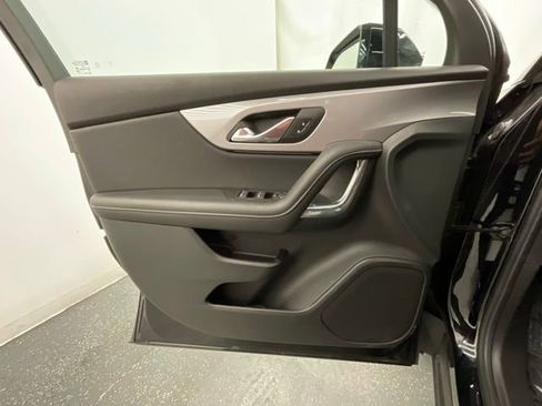 Used 2025 Chevrolet Blazer LT FWD image 9