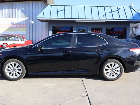 Used 2020 Toyota Camry LE image 4
