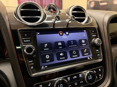 Used 2017 Bentley Bentayga AWD/4WD image 47