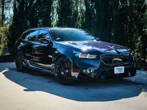 Used 2025 BMW M5 Touring image 2