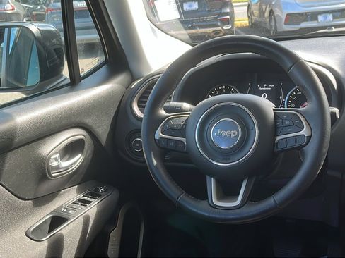 Used 2017 Jeep Renegade Latitude image 23