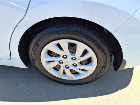 Used 2019 Hyundai Elantra SE image 16