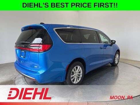 New 2027 Chrysler Pacifica Select AWD/4WD image 7