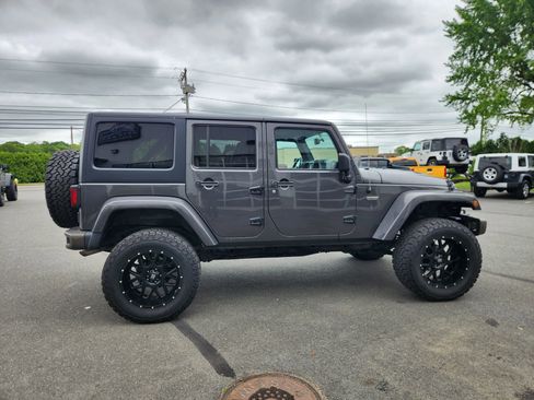 Used 2016 Jeep Wrangler Unlimited Sahara image 16