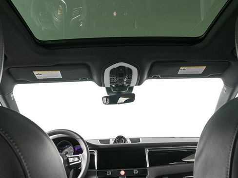 Certified 2025 Porsche Macan image 20