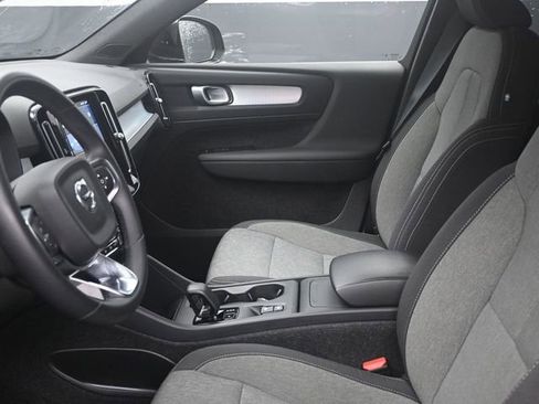 Used 2024 Volvo XC40 B5 Core image 7