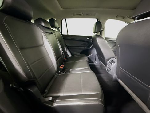 Used 2018 Volkswagen Tiguan SEL AWD/4WD image 27