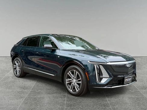 Used 2026 Cadillac Lyriq Luxury w/ LPO, Floor Liner Package AWD/4WD image 9