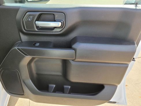 Used 2024 Chevrolet Silverado 2500 Custom w/ Custom Value Package image 9