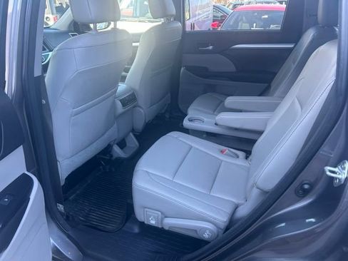 Used 2018 Toyota Highlander XLE AWD/4WD image 17