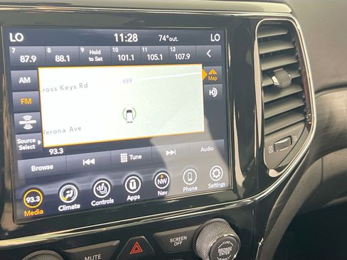 Used 2022 Jeep Grand Cherokee Laredo X image 13