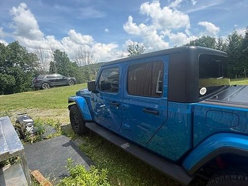 Used 2021 Jeep Gladiator Sport AWD/4WD image 3