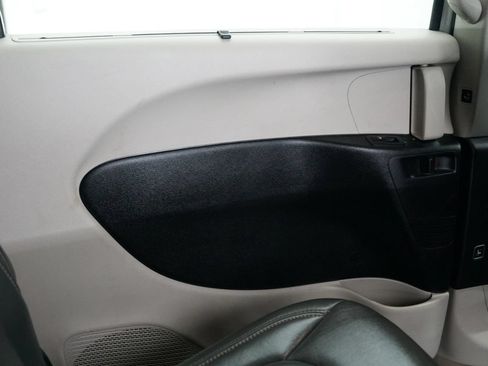 Used 2017 Chrysler Pacifica Touring Plus w/ Tire & Wheel Group FWD image 24