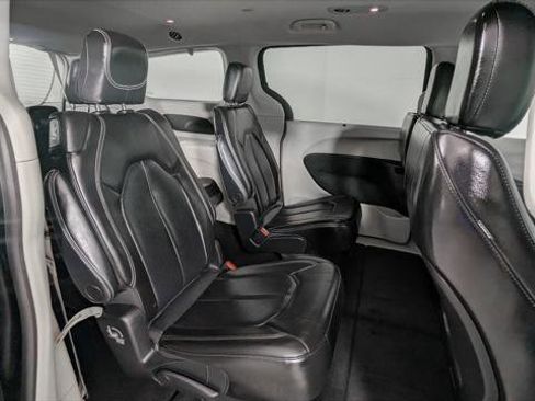 Used 2023 Chrysler Pacifica Touring-L image 19