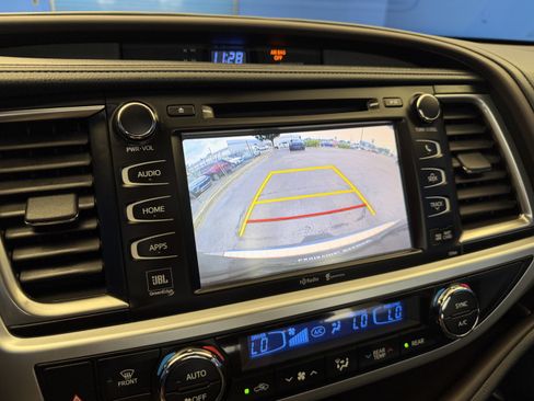 Used 2014 Toyota Highlander Limited Platinum AWD/4WD image 22