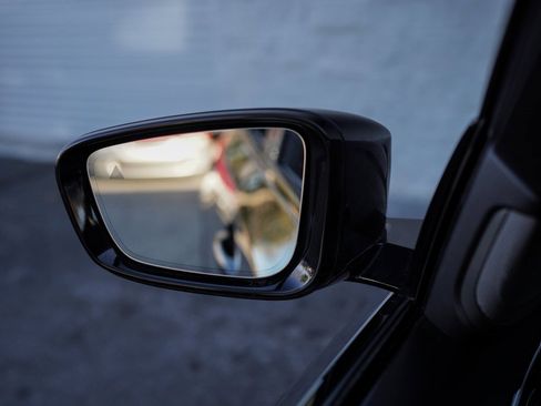 Used 2023 BMW M550i xDrive w/ Dynamic Handling Package image 37