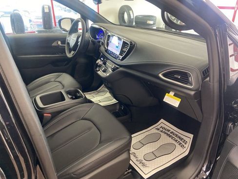 New 2026 Chrysler Pacifica Select image 19