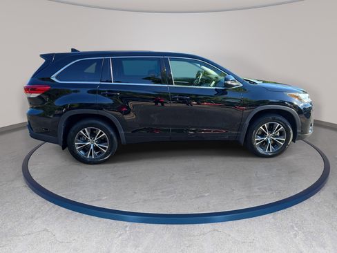 Used 2017 Toyota Highlander Plus AWD/4WD image 4