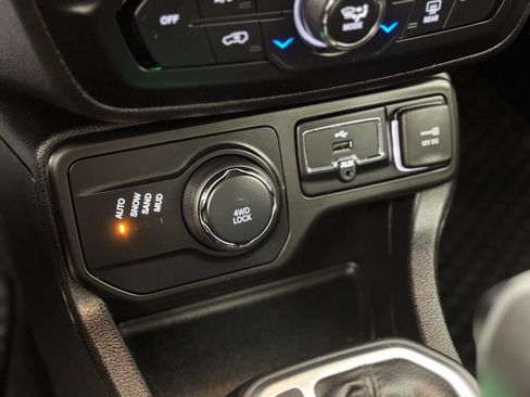 Used 2018 Jeep Renegade Latitude w/ Cold Weather Group AWD/4WD image 26