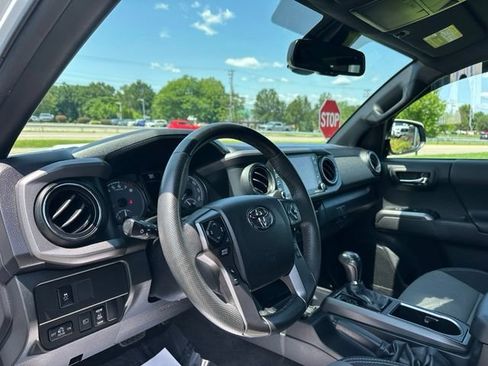 Used 2022 Toyota Tacoma TRD Sport w/ Technology Package AWD/4WD image 15