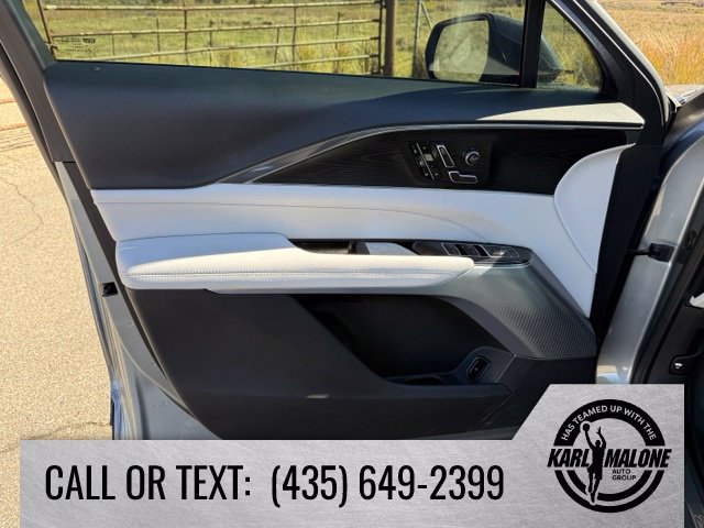 Used 2024 Cadillac Lyriq Luxury AWD/4WD image 12