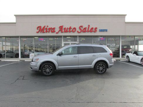 Used 2017 Dodge Journey SE w/ Flexible Seating Group image 2
