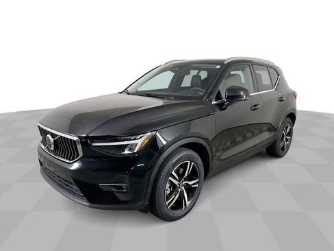 Used 2023 Volvo XC40 B5 Plus AWD/4WD image 4