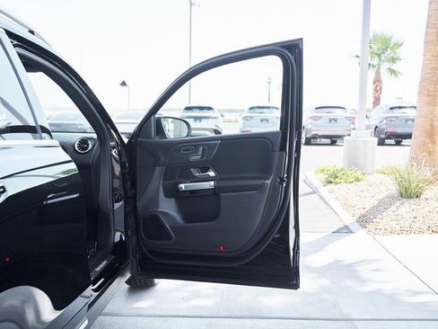 Used 2025 Mercedes-Benz GLB 250 4MATIC w/ Exclusive Package image 11