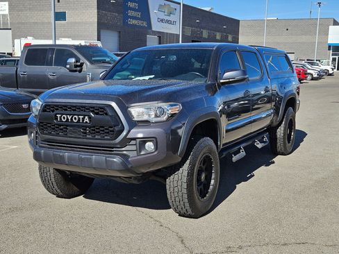 Used 2019 Toyota Tacoma TRD Off-Road w/ TRD Premium Off Road Package AWD/4WD image 8