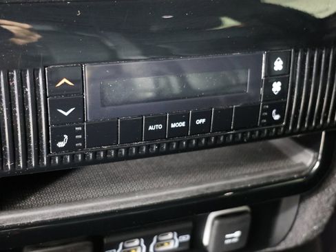 Used 2024 Jeep Wagoneer L Series III w/ Flexible Seating Group image 34