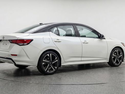 Used 2025 Nissan Sentra SV FWD image 9