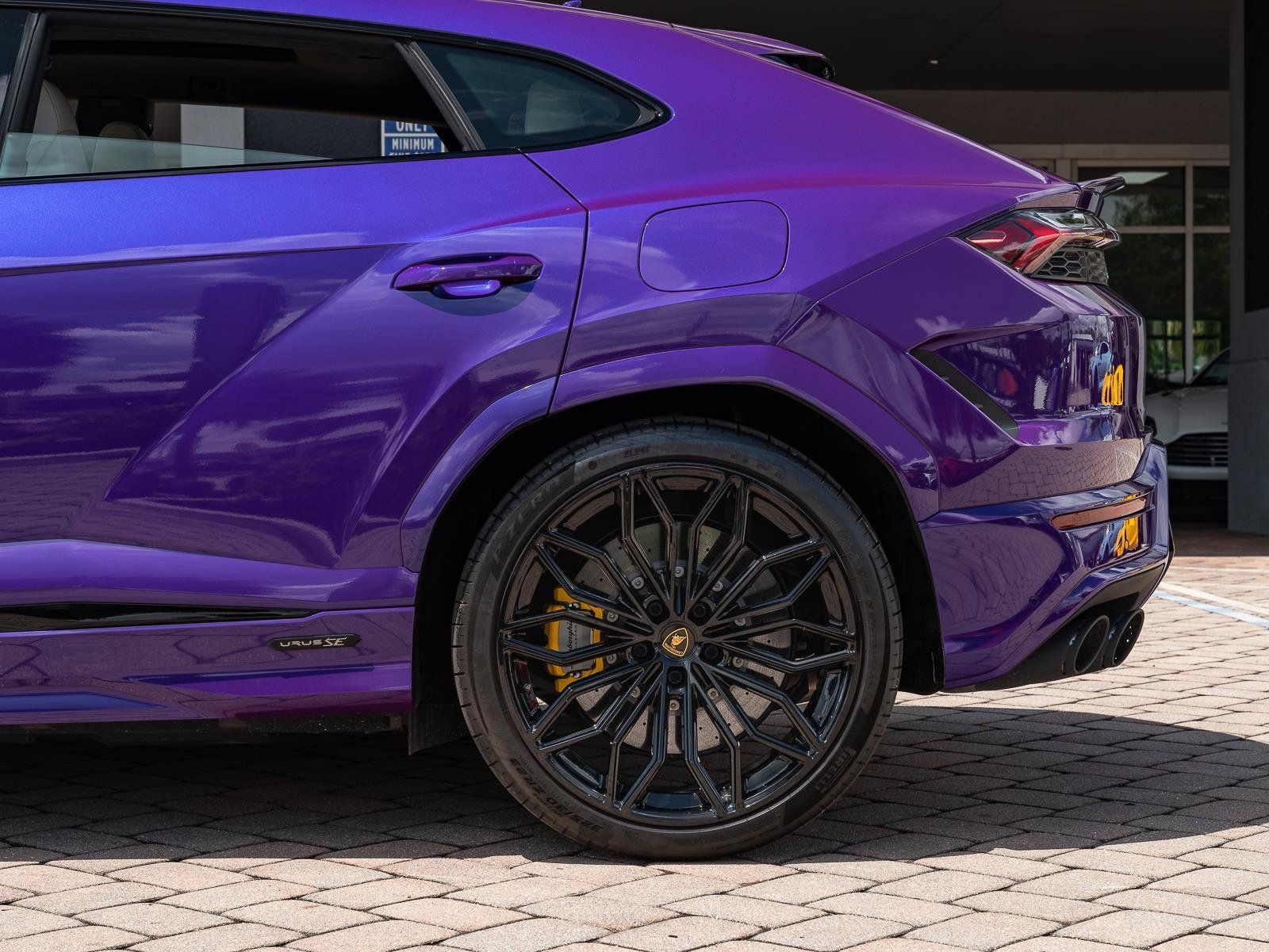 Used 2025 Lamborghini Urus SE AWD/4WD image 31