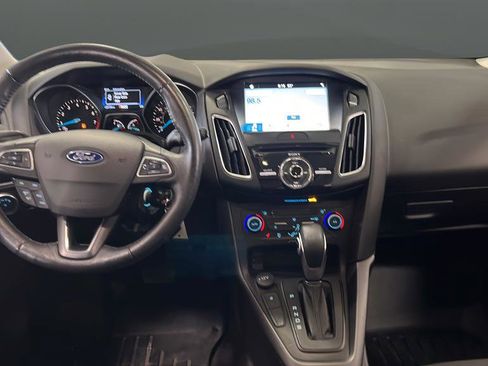 Used 2018 Ford Focus SEL w/ Cold Weather Package FWD image 11