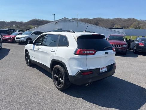 Used 2018 Jeep Cherokee Latitude w/ Altitude Package FWD image 6