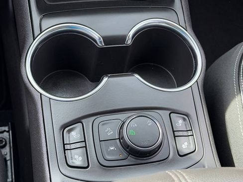 Used 2024 GMC Terrain SLT image 17