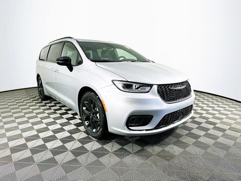 New 2026 Chrysler Pacifica Select w/ S Appearance Package FWD image 2