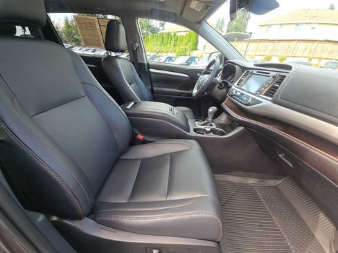 Used 2019 Toyota Highlander XLE AWD/4WD image 10