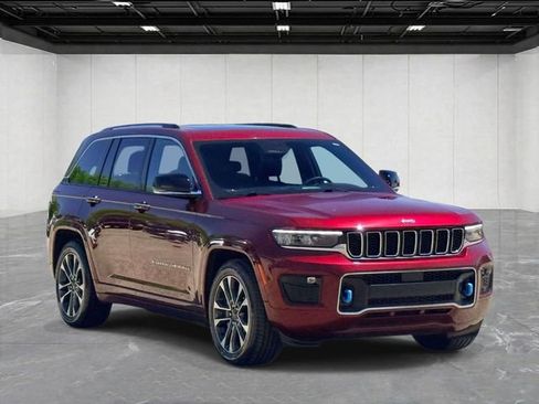 Used 2023 Jeep Grand Cherokee Overland w/ Luxury Tech Group IV AWD/4WD image 3