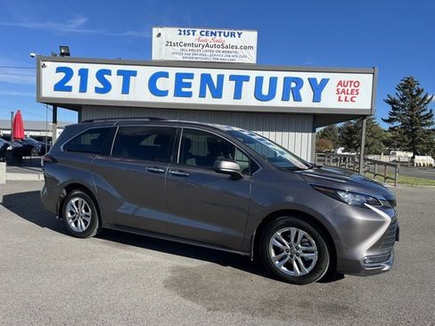 Used 2022 Toyota Sienna XLE image 1