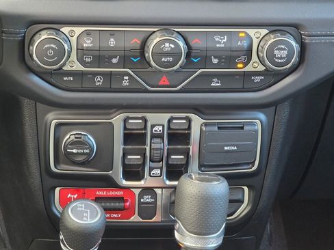 New 2025 Jeep Gladiator Mojave w/ Convenience Group image 28