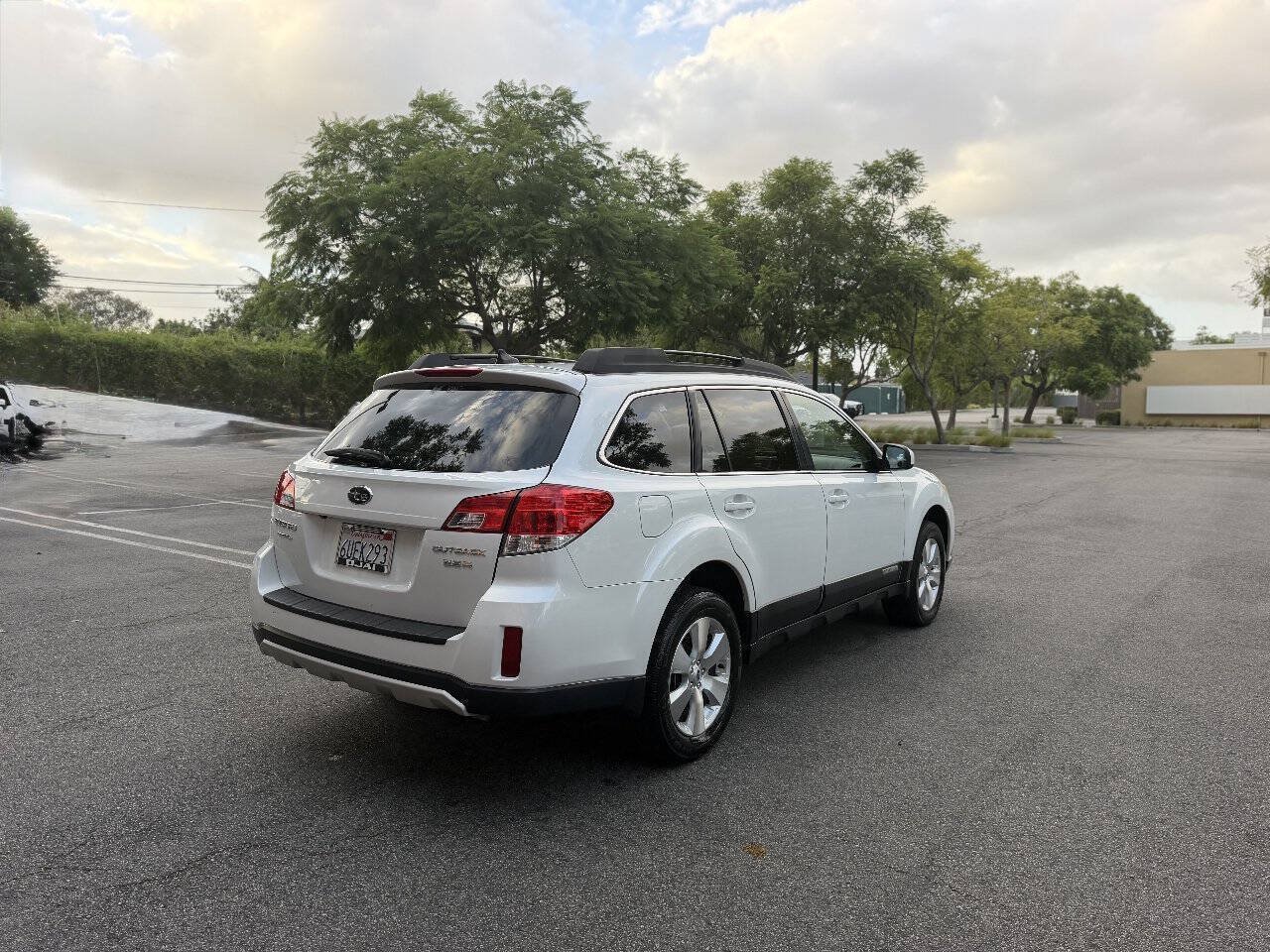Used 2012 Subaru Outback 3.6R Limited w/ Moonroof Pkg AWD/4WD image 5
