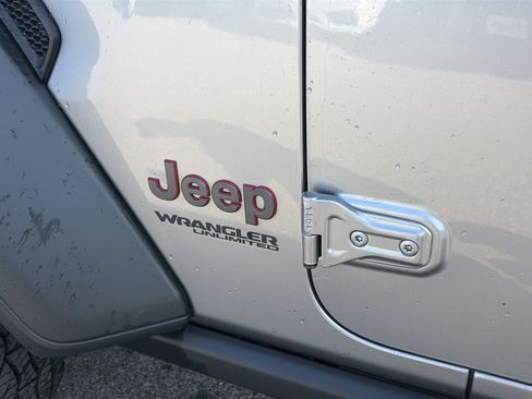 Used 2019 Jeep Wrangler Unlimited Rubicon w/ LED Lighting Group AWD/4WD image 11