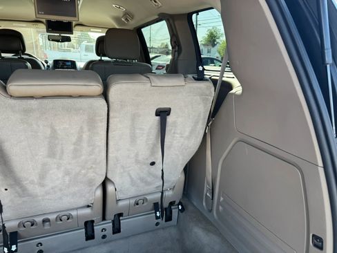 Used 2015 Chrysler Town & Country Touring-L w/ Driver Convenience Group image 38