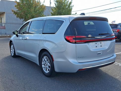 Used 2024 Chrysler Pacifica Touring-L image 4