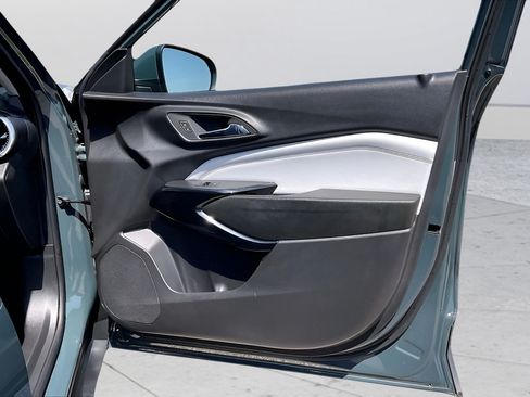 Used 2025 Chevrolet Trax LT FWD image 25