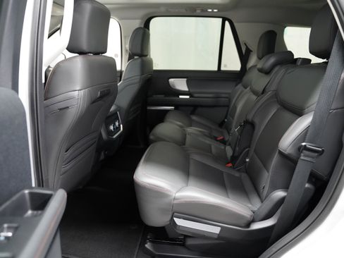 Used 2025 Ford Expedition Active image 5