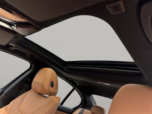 Used 2022 BMW 330i Sedan w/ Premium Package image 23